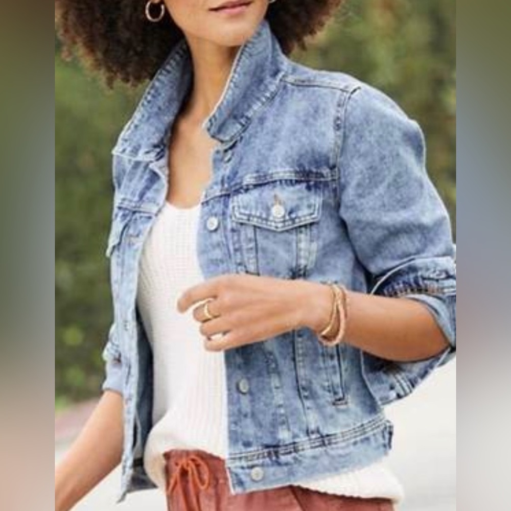 BNWOT Free People Distressed Acid Washed Jean Jacket Size 12 w/brass buttons